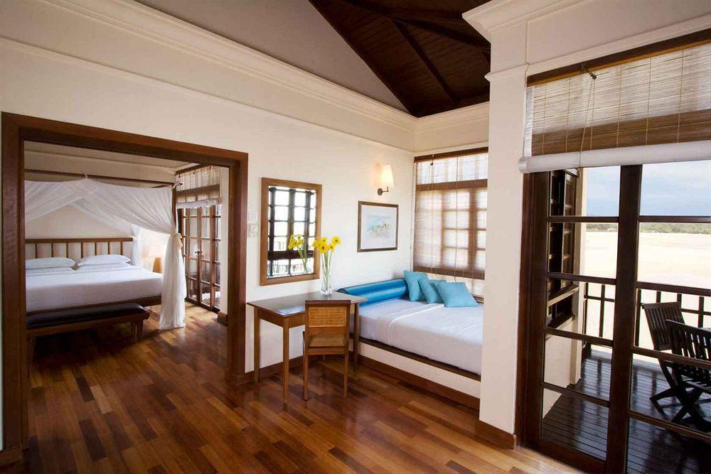 Avillion Port Dickson Porto Dickson Exterior foto A room at the resort