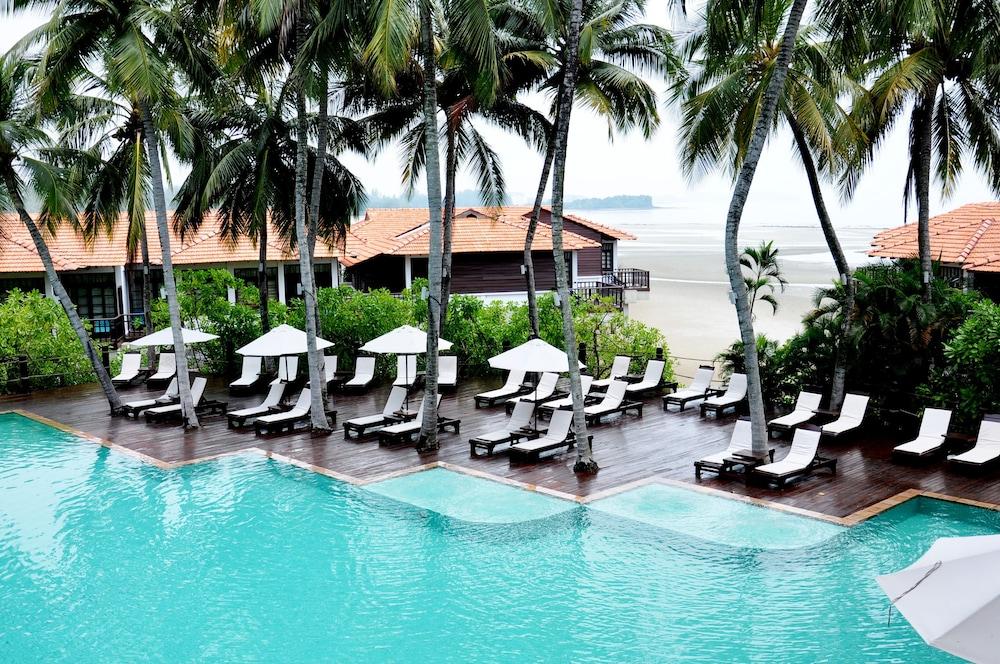 Avillion Port Dickson Porto Dickson Exterior foto The swimming pool at the resort