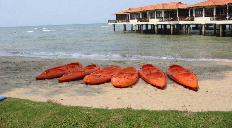 Avillion Port Dickson Porto Dickson Exterior foto Kayaks at the beach