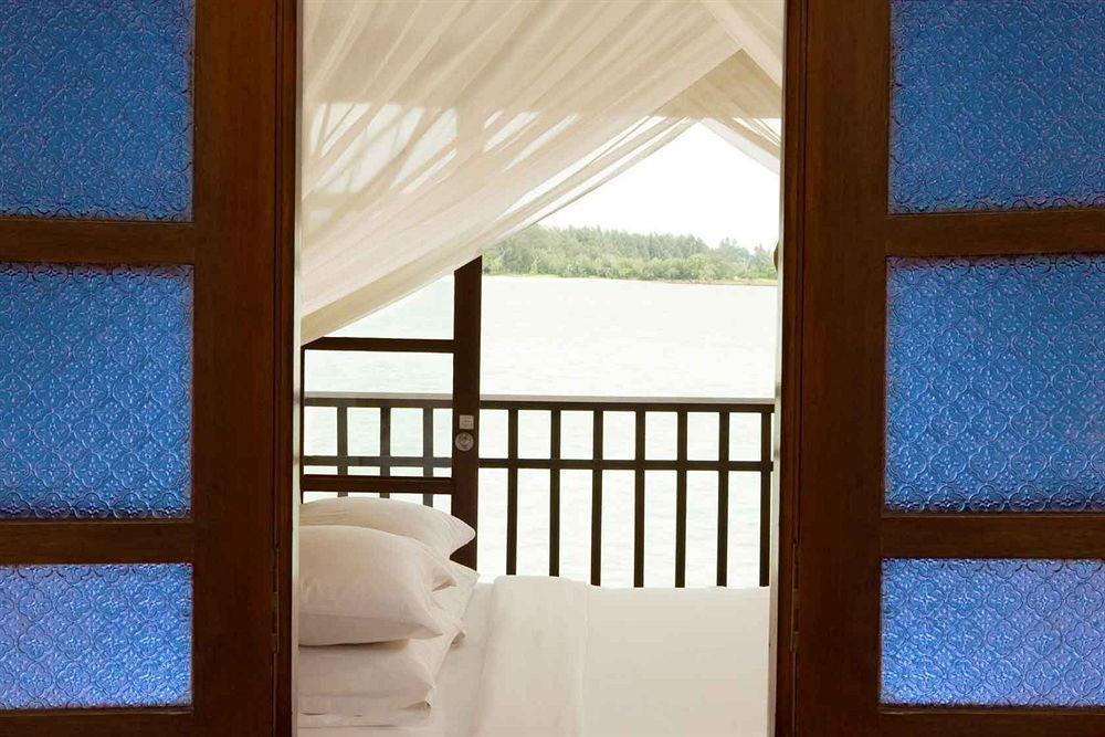 Avillion Port Dickson Porto Dickson Exterior foto A view of the river from a guest room